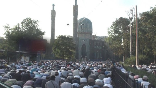 Тысячи мусульман отметили Ураза-байрам в центре Петербурга. Архивное фото